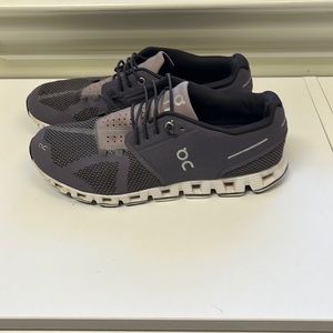 On Cloud size 9. Color shark/pebble